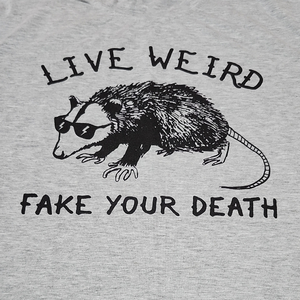 POSSUM GRAPHIC "LIVE WEIRD FAKE YOUR DEATH" HEATHERED GRAY CREWNECK TEE-SHIRT L